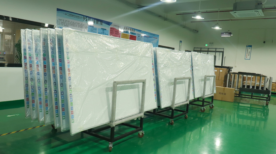 Lavagna interattiva multi touch da 82 pollici a infrarossi intelligente fissata al muro